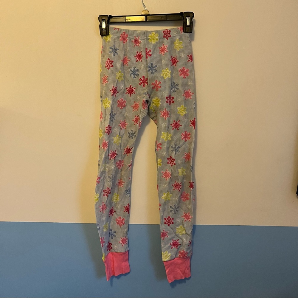 Girls size L falls green snowflake cuffed pajama bottoms